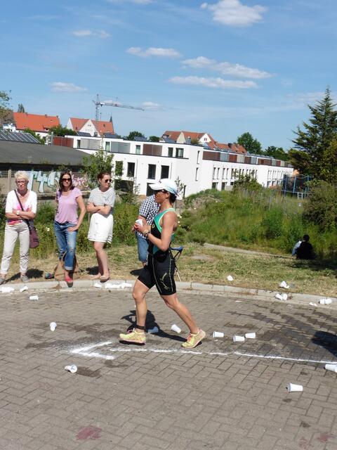 Sabine Timm (TriAs Hildesheim) nimmt die letzten 10 km in Angriff.