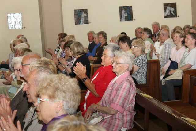 Marie-Luise Hülsmann (Sängerfrau in roter Bluse) feiert ihren Geburtstag am Konzerttag und bekommt vom Chor spontan ein Ständchen!