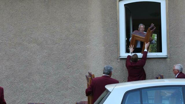 ...es nimmt gar kein Ende - großer Chor - viele Stühle!