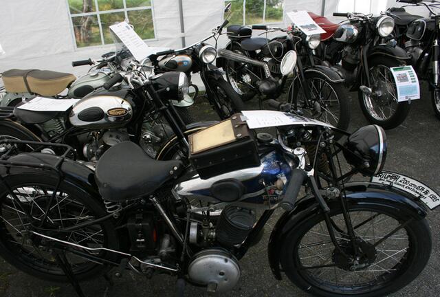 „Heiße Öfen“ im Fokus: Die große Motorradausstellung in der Bachstraße erwies sich als Publikumsmagnet. Ein Blick in die Alters- und Ehrenabteilung mit einer Triumph 200, Baujahr 1935 im Vordergrund. | Foto: Christof Hermann