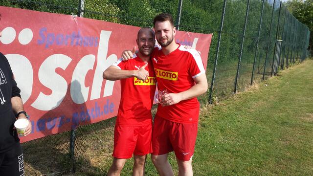 Nach dem Spiel. Die Torschützen Yannick von der Ah und Stefan Römermann.