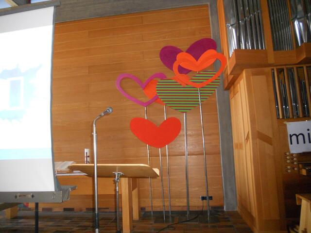 Symbole der Liebe in der EmK Christuskirche in Stuttgart-Zuffenhausen