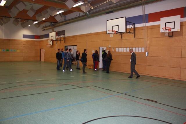 Einige Mitglieder des TSV Gersthofen lassen sich von den Vertretern der ISA die Räumlichkeiten zeigen