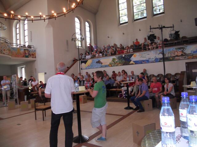 Schwarzhörer-Empore von unserem Tisch aus gesehen. Auf der anderen Seite noch mal so viele "Schwarzhörer"