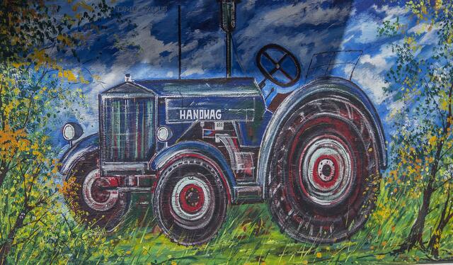 [sing]A jeda Bauernlackl hot a Hanomackl, oba unsa aner der hot nix[/sing]