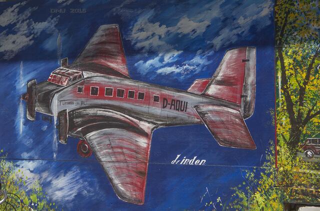 Man erkennt, dass es eine Ju 52 sein soll, aber irgendwie stimmt da nicht viel, am wenigsten die Perspektive ...