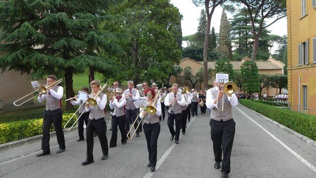 Während der Fronleichnamsprozession zog die Stadtkapelle mit Stadtkapellmeister Lukas Weiss an der Spitze durch die Vatikanischen Gärten | Foto: camerata vocale