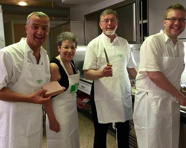 Oberbürgermeister Gerhard Jauernig, Kulturreferent Stefan Baisch und Wallfahrtspfarrer Gottfried Fellner halfen der ehemaligen Vorsitzenden der camerata vocale Lisa Lutz bei den Vorbereitungen zur Agape | Foto: camerata vocale