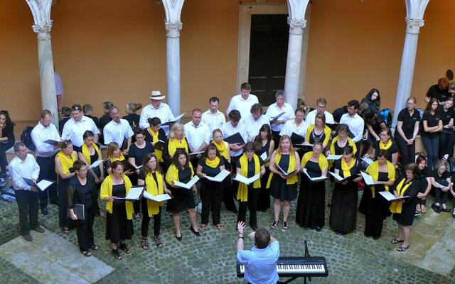 Im Innenhof San Salvatore in Lauro gab die camerata vocale geistliche und weltliche Lieblingsstücke Ihres Chorrepertoires zum Besten | Foto: camerata vocale.