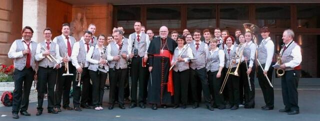 Die Stadtkapelle mit Reinhard Kardinal Marx im Vatikan nach der Fronleichnamsprozession. Der Kardinal griff spontan zum Taktstock, als die Kapelle ein ungeplantes Platzkonzert im Vatikan gab | Foto: Stadtkapelle Günzburg.