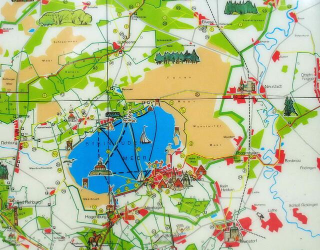 Zwischen dem Steinhuder Meer, dem größten See Niedersachsens und Neustadt am Rübenberge liegt das 23 Quadratkilometer große Tote Moor.