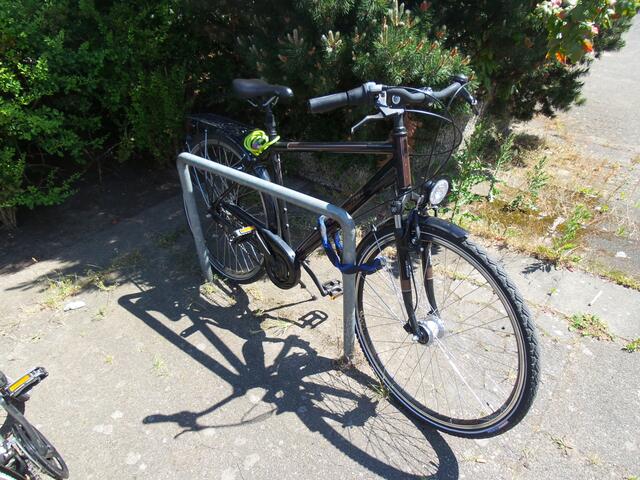 Nur ein paar Schritte weiter: Freie Fahrrad-Abstellbügel, mit guter Anschließmöglichkeit. Weitere Bügel sollen demnächst aufgestellt werden.