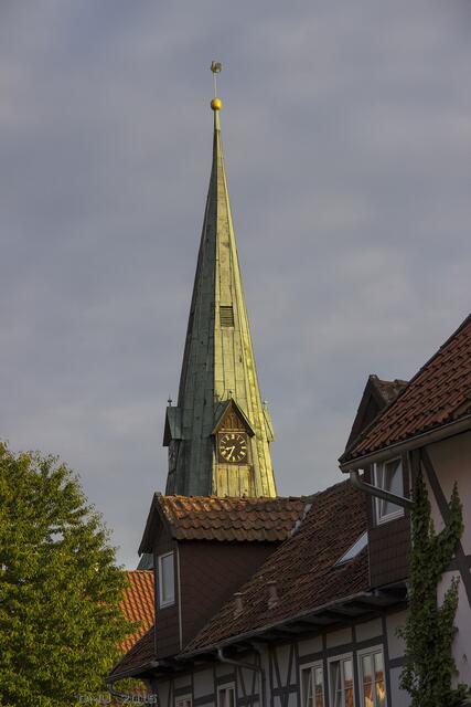 Dass der Turm etwas schief aussieht, liegt in diesem Fall mal nicht am Objektiv ... ;-)