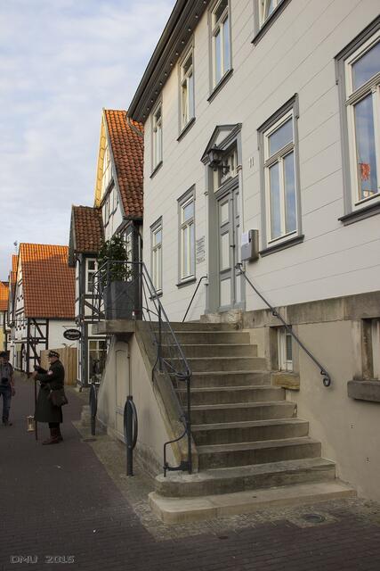 Das einzige (historische) Haus in Springe mit einer Eingangstreppe: Das Arzthaus am Markt. Laut Heinerich diente die Treppe dem einzigen Zweck, die Schuhe der Patienten vom Straßendreck zu reinigen.