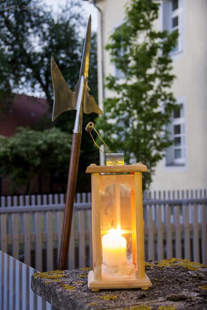 Das Handwerkszeug des Nachtwächters: Hellebarde und Laterne. Es fehlt das Horn.