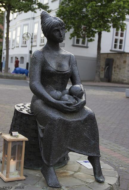 Marktmädchen-Skulptur, 1986 vom Rotary Club gestiftet und vom Hemminger Künstler Norbert Labenz geschaffen. Heinerich hätte dem Mädchen gerne den Namen Sabine gegeben, aber so hieß schon die Frau vom Bürgermeister ... ;-)