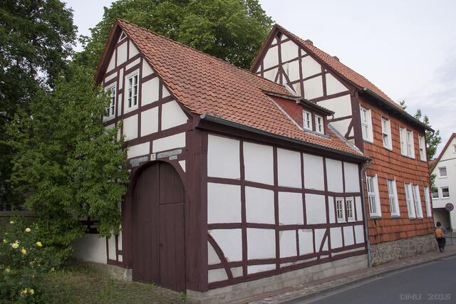 Das Pfarrwitwenhaus. Wenn man genau hinschaut, sieht man auf der Inschrift im Torbalken den Hinweis auf den ursprünglichen Ortsnamen: Hallerspring.
