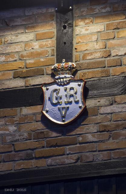 Das Wappen Georgs V. an der Remise.