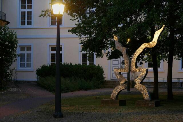 Im Licht vereint: Plastik vor dem Springer Rathauseingang.