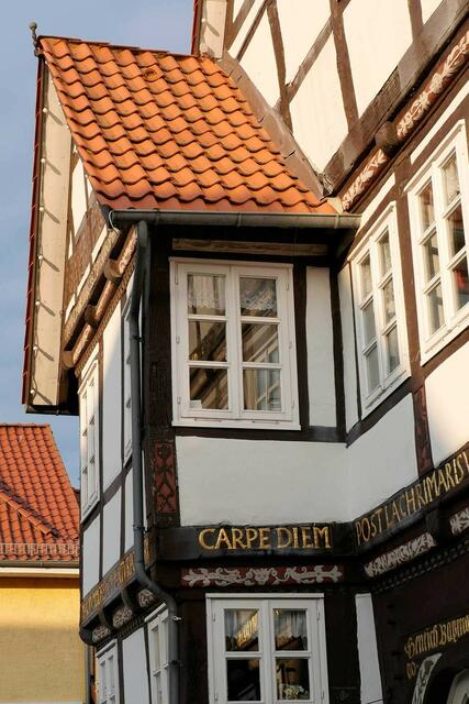 Wer dem Ratsnachtwächter folgt, hat sich einen unvergesslichen Tag gepflückt. Eben: Carpe Diem, (Inschrift am Peterschen Haus, Springes Schmuckstück am Markt).
