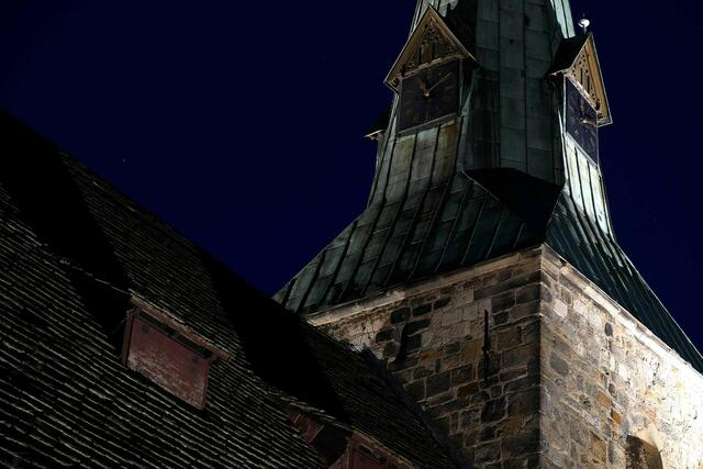 Der angestrahlte Turm von St. Andreas gegen 23 Uhr Sommerzeit.