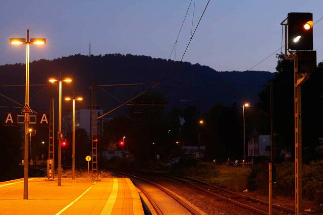 Springes Bahnsteig im Zwielicht, im Hintergrund der Ebersberg des Großen Deisters.