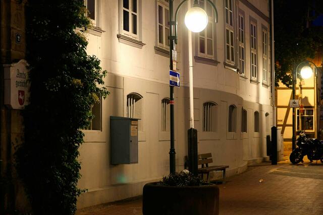 Vor der schmucken Fassade des Amtsgerichts.