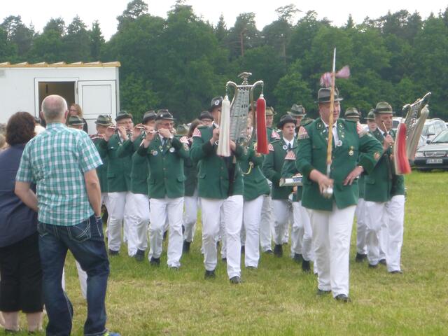 Schützenspielmannszug beim Aufmarsch auf die Festwiese