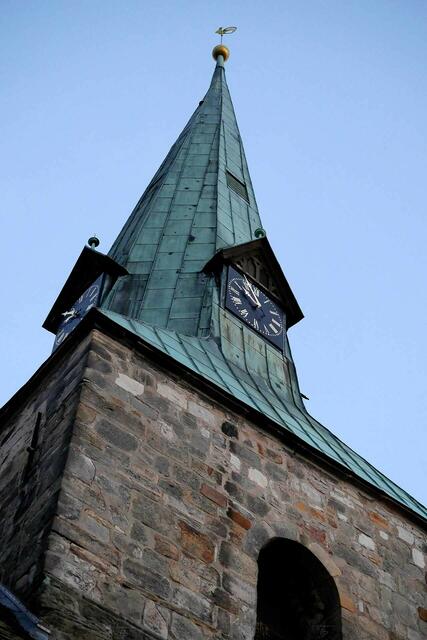 Der Turm von St. Andreas gegen 22 Uhr Sommerzeit.