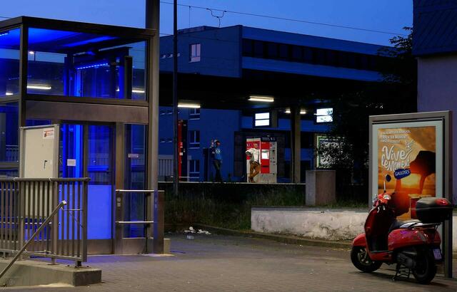 Illuminierter Bahnhofszugang.