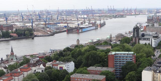 Blick vom Turm von St. Michaelis auf Elbe, Landungsbrücken, Kuppel des Elbtunnels und die Docks auf der anderen Elbseite