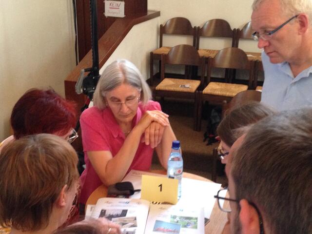 Und jetzt Pastorin Stoltze im Gespräch mit interessierten "Schwarzhörern" | Foto: Achim Härtner