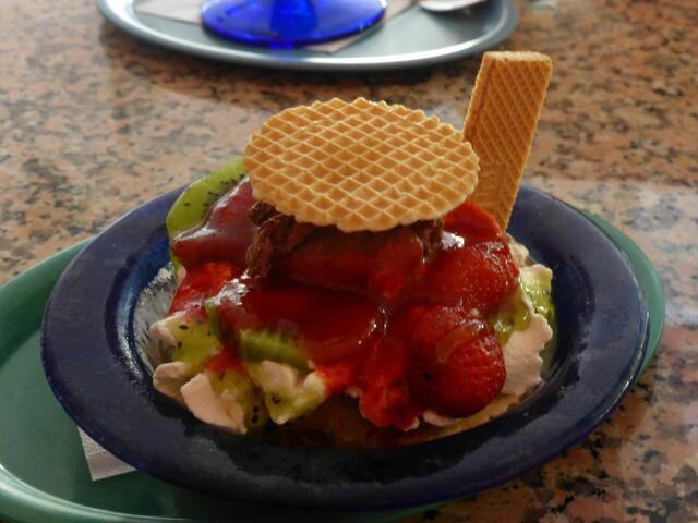 Hamburger-Eis, Schokoeis als Burger, Kiwi-Scheiben als Gurken, Erdbeeren als Tomaten, Erdbeersauce als Ketchup, Sahne als Mayonaise, toller Geschmack.