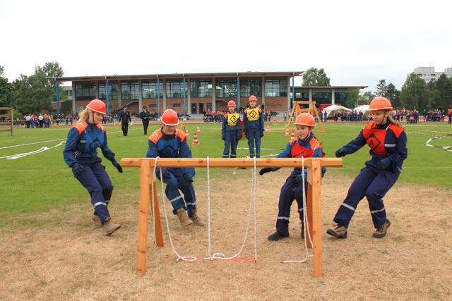 "Angriffstrupp und Wassertrupp Knoten und Stiche anlegen" - Hier rennen alle zum Knotengestell und legen die Knoten an. - Übung beendet