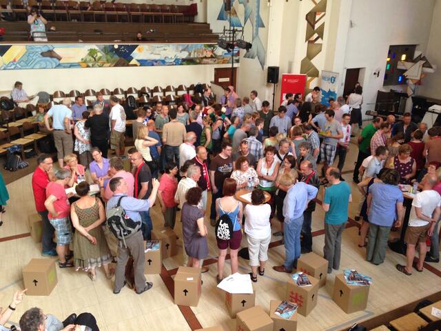 Blick von der Empore auf die "Schwarzhörer" an den einzelnen Tischen | Foto: Achim Härtner