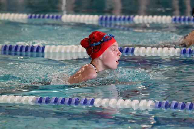 Pech mit der Brille! Nora Portig kämpft über 100 m Brust und wird mit Bronze belohnt!