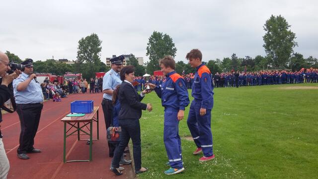 Die Jugendfeuerwehr Negenborn bekommt Ihren Pokal von Zuhal Karakas überreicht.