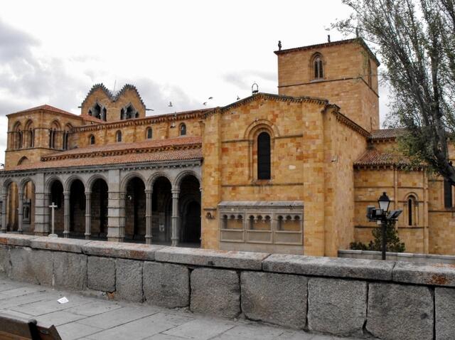 Basilika San Vicente, Seitenansicht