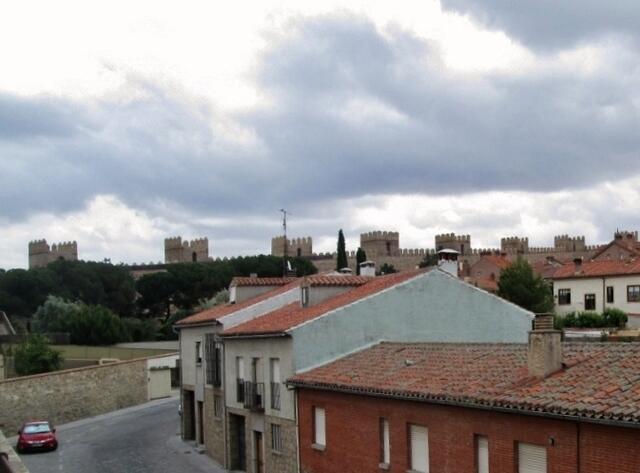 Von der Mauer beherrscht