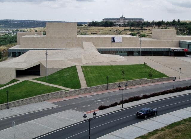 Blick von der Mauer aufs moderne Ávila