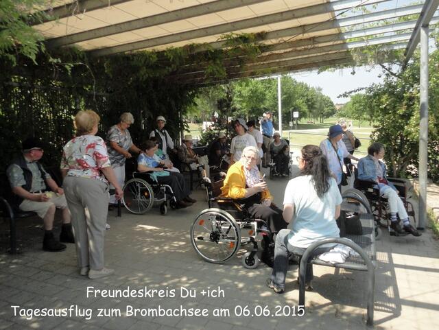 die Gruppe wartet auf das Schiff