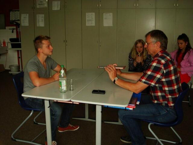 Joseph übte mit Dr. Reinhard Janta die reale Situation eines Vorstellungsgespräches und er macht dies sehr gut.