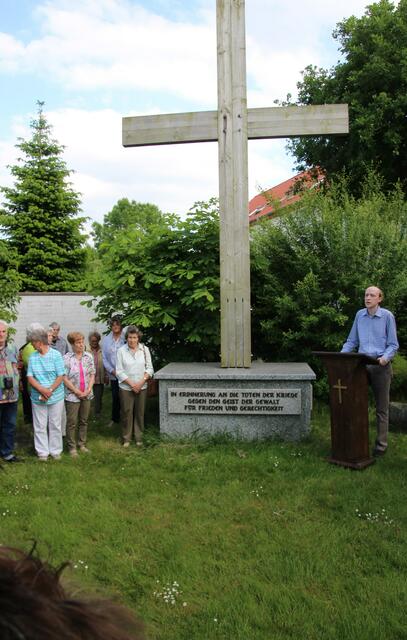 zum Abschluss ein Gottesdienst unter dem Friedenskreuz