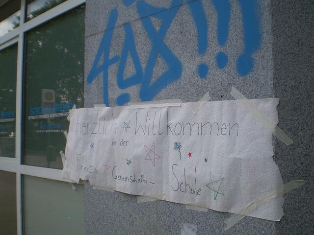 Plakat "Herzlich Willkommen in der Freien Gemeinschafts-Schule" am 17. Juni 2015 in Bremen-Hastedt