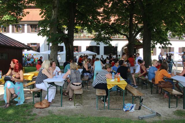 Beim Sommerfest am 12. Juni war im großen Garten bei strahlendem Sonnenschein ganz schön was geboten: Von der Hüpfburg über ein Kettcar-Rennen bis zum Klettern und Basteln war für jedes Kind etwas dabei. Für das leibliche Wohl war mit leckerem Essen und Trinken aus der Küche des Kinderheims bestens gesorgt.