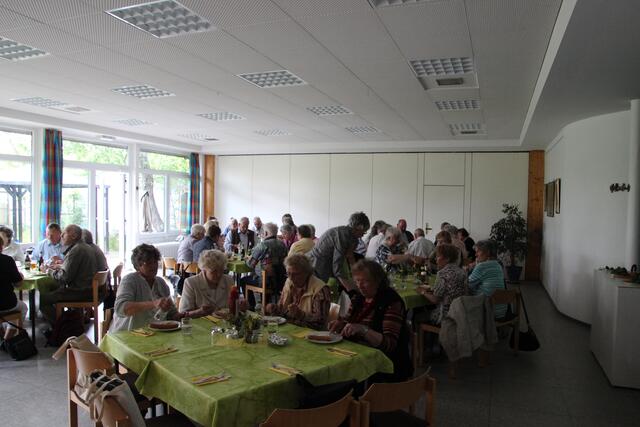 und ein Imbiss im Gemeindehaus