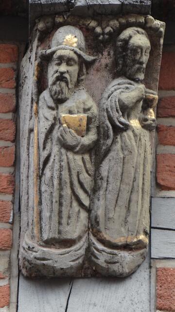 St. Jacobus und St. Johannes im Gebälk eines Fachwerhauses, des Abthauses in der Altstadt von Buxtehude. Die Darstellung des Jacobus ist auch ein Hinweis für den ursprünglichen Pilgerweg über Buxtehude.
