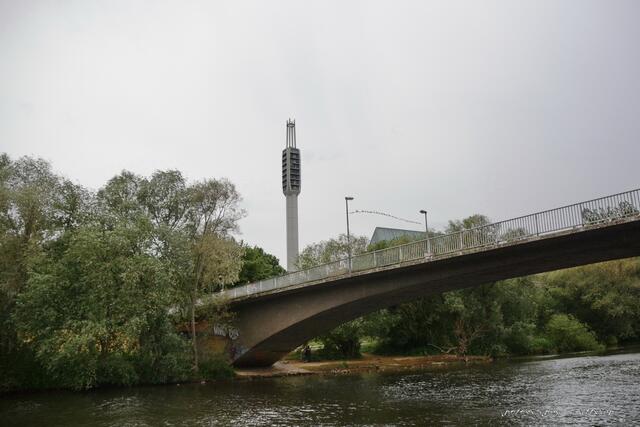 ..die erste Brücke, im Hintergrund die Gerhard-Uhlhorn-Kirche...