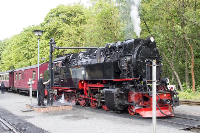 Lok 99 7243-1 beim Wasserfassen in Alexisbad.