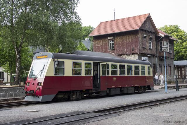Dieseltriebwagen 187 019-5 steht in Alexisbad zur Fahrt nach Nordhausen bereit.